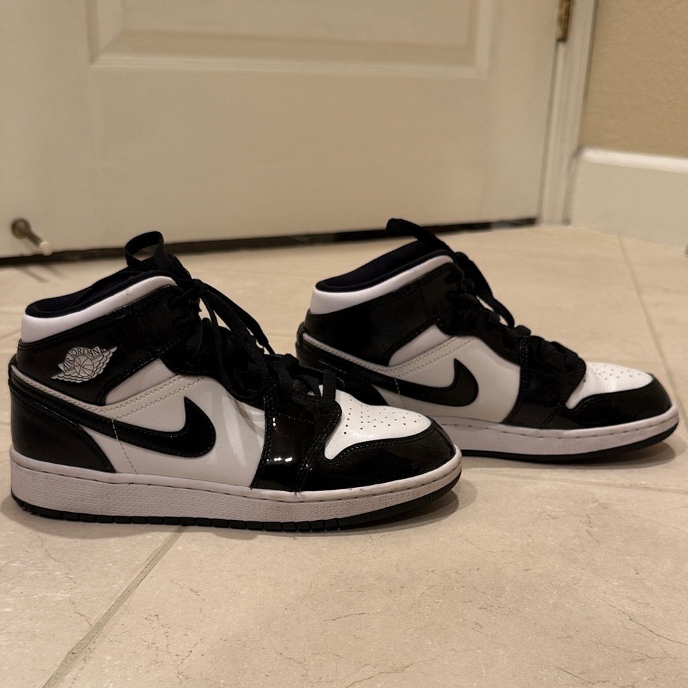 Nike Black and White Sneakers